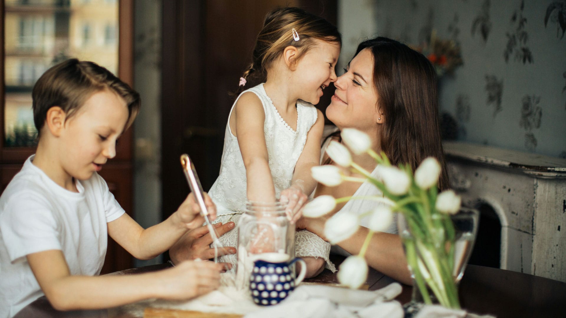 Mama | Contacto Foto de Elina Fairytale - Mamá con sus hijos jugando